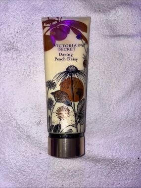 Victoria's Secret Daring Peach Daisy Lotion - Cream, Copper & Black Floral